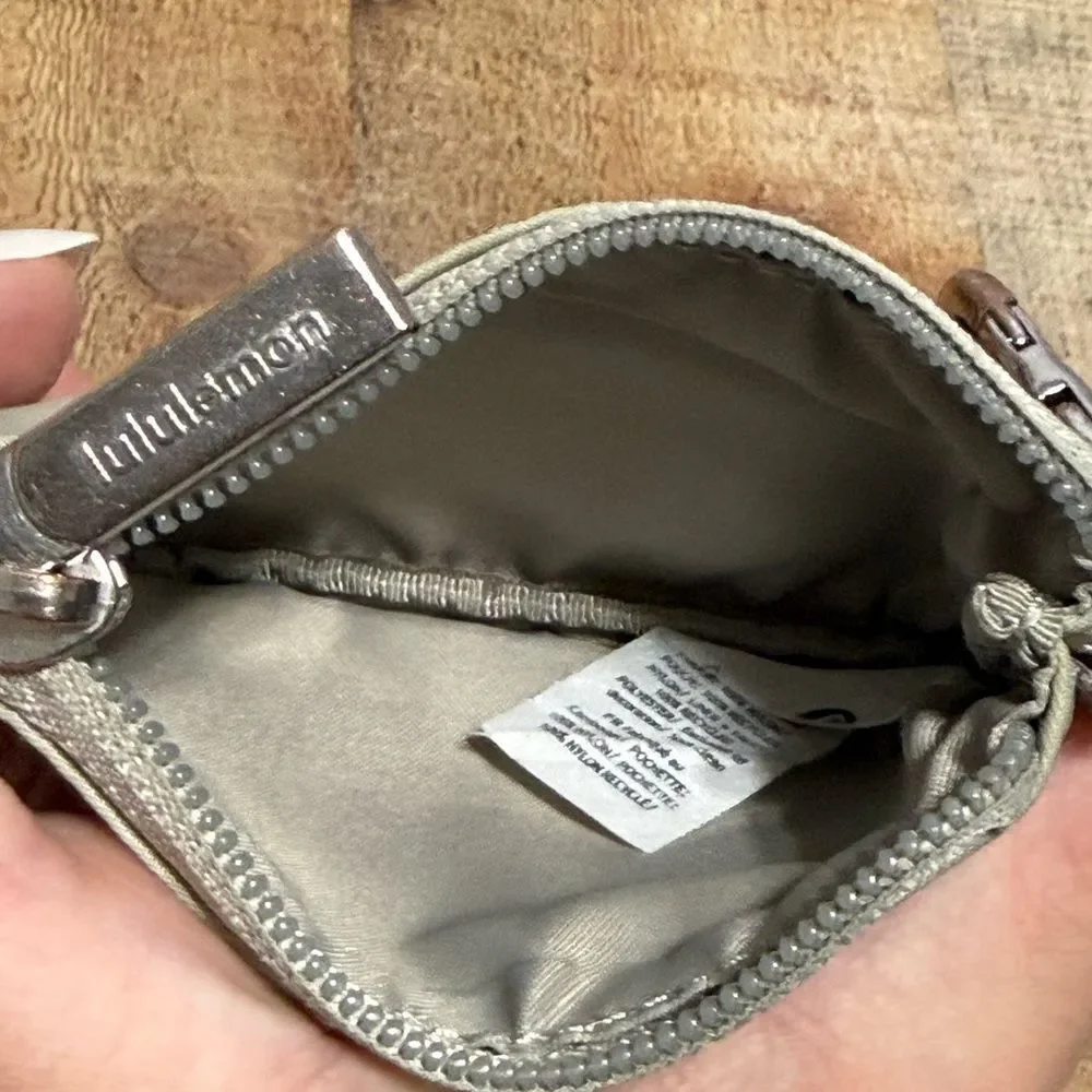 Lululemon clippable pouch